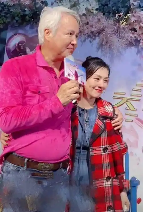 61岁老公庆生,两人现场甜蜜亲吻贴身热舞,太燃了_林瑞阳_曾哲贞_穿着