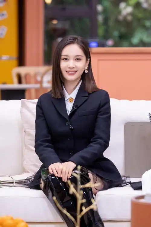 而王子文配上了一条高腰卡其色西装裤