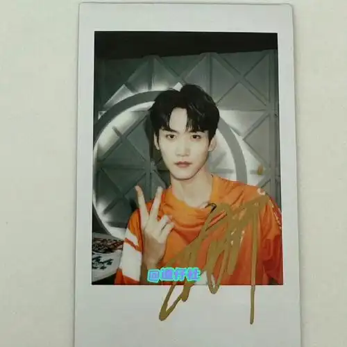 关注我,【点赞】【评论】中各抽一个【铁粉】,下图签名拍立得任选一张