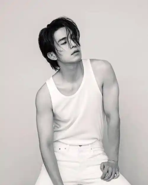 41岁李栋旭未公开写真曝光双臂肌肉线条好撩