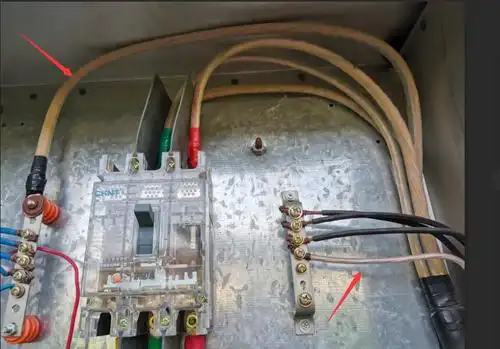 这是进户的总配电箱箭头指的这两根线都是接地的