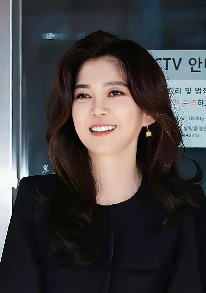 ​52岁的三星长公主李富真,出席新罗酒店股东大会,一身黑衣还有精心