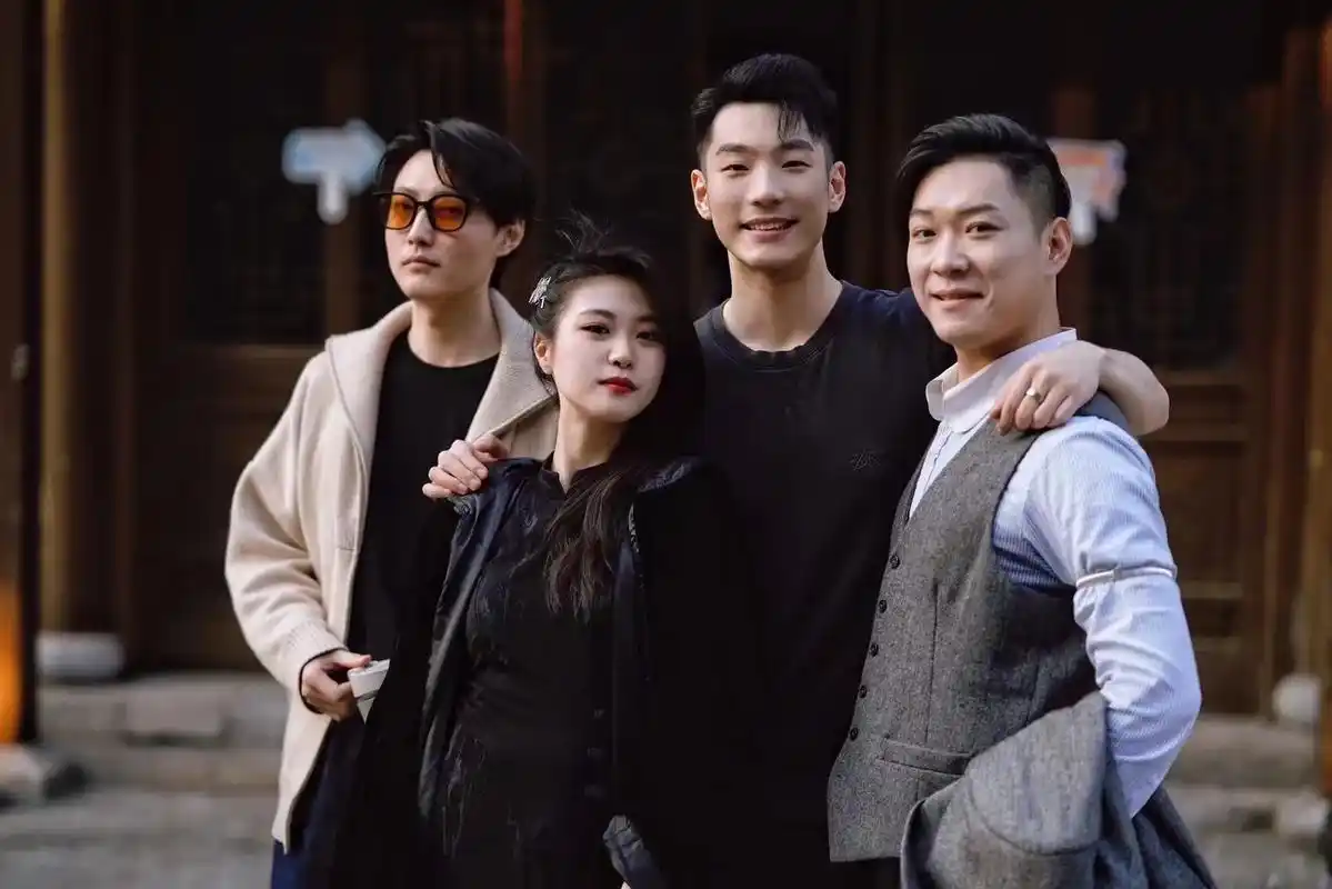 我们方橙市演员的下班路透哦～#开心麻花#方橙市大侦探 #照片 - 抖音