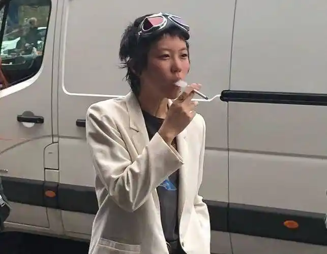 娱乐圈的女明星抽烟的有哪些?哪一位让你感觉到吃惊?_倪萍_网友_周迅