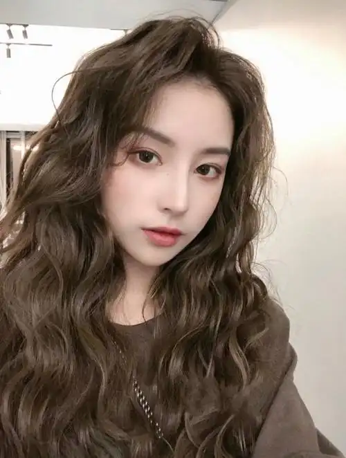 理发店肇庆染发肇庆烫发肇庆接发肇庆接头发论蓬松慵懒风格的蛋卷头