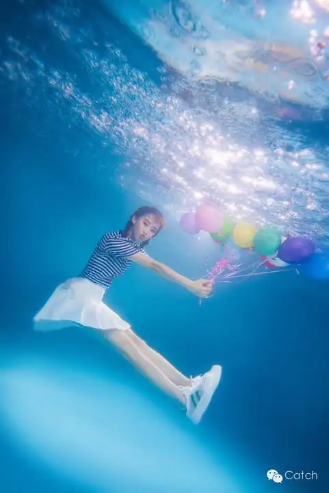 那些超唯美的水下照片是怎么拍出来的?原来不会游泳也能拍