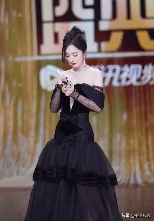 杨幂拾光盛典身材火