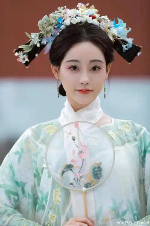 祝绪丹分享清宫古装美照笑容甜美诱人宛如在逃格格惹人爱