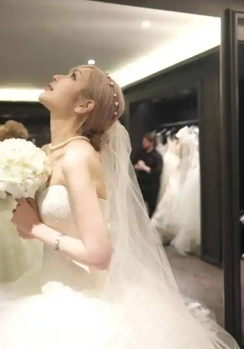 周扬青无预警晒婚纱照,下跪神秘男身份曝光_alex_男子_平台