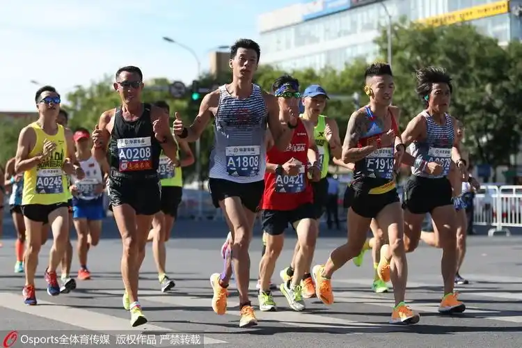 组图:2018北京马拉松幸福出发 3万跑友一路向北