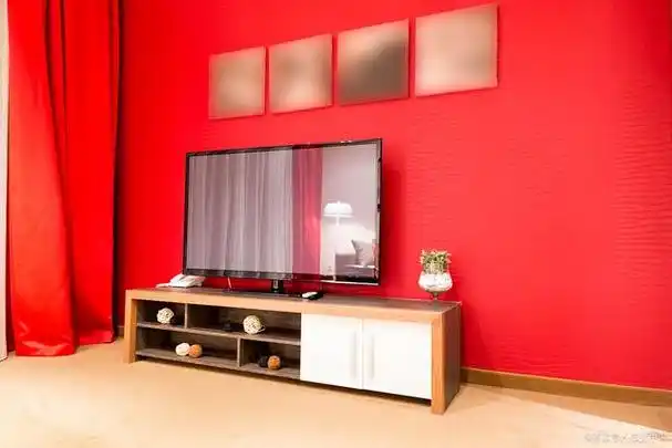 红色背景墙面如何装饰?注意这几点,让墙面更显美观和谐