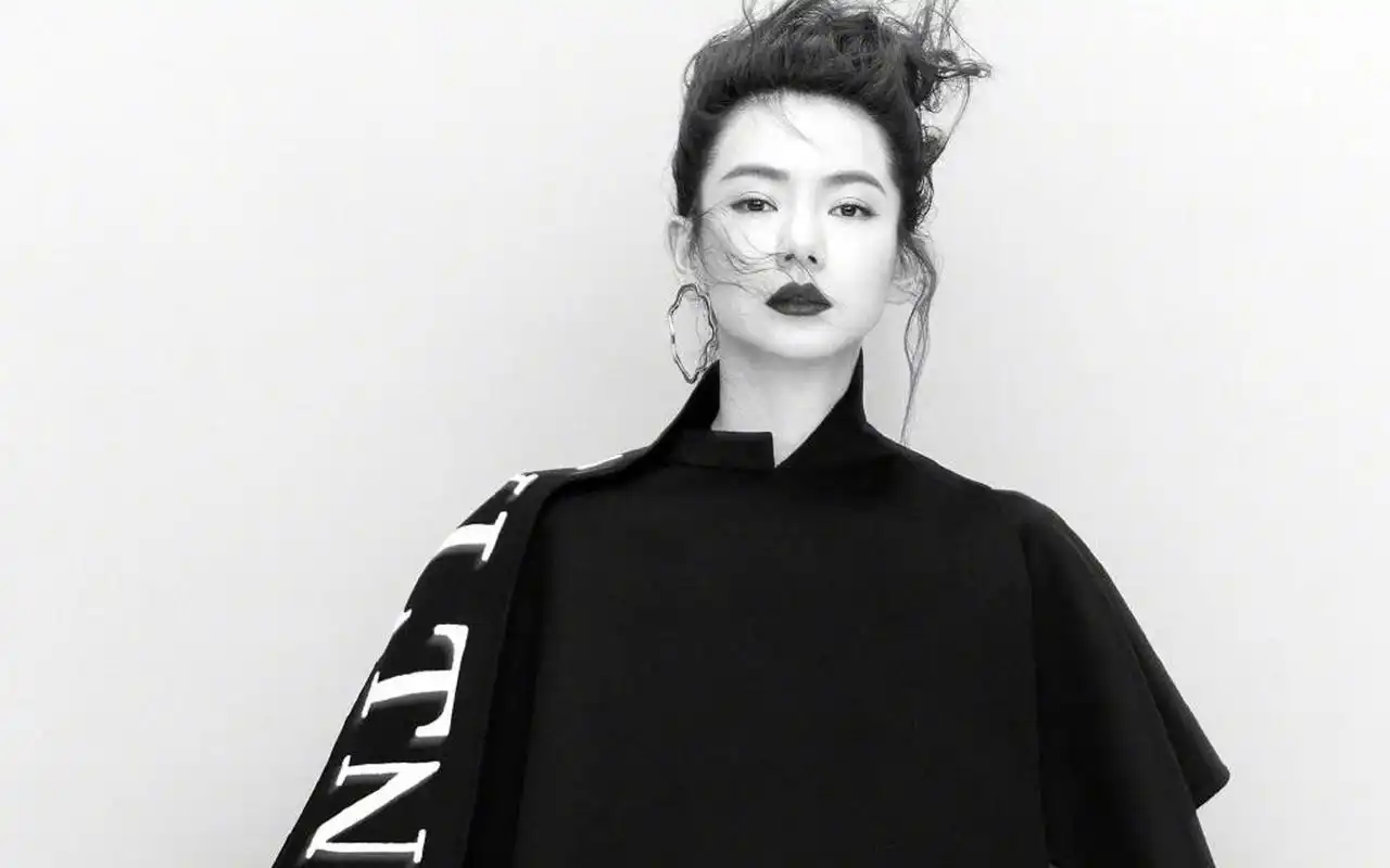 首页 桌面壁纸 大陆明星 戚薇冷艳性感时尚写真图片壁纸1920_1200手机