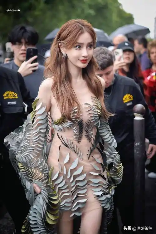 冲上热搜!杨颖巴黎时装周"杀疯了",终于选对赛道