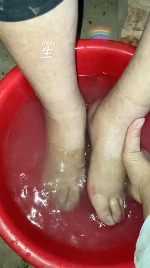 一边给奶奶洗脚,一边闲聊,她问我,头发怎么剪了,我做出来一个可爱的