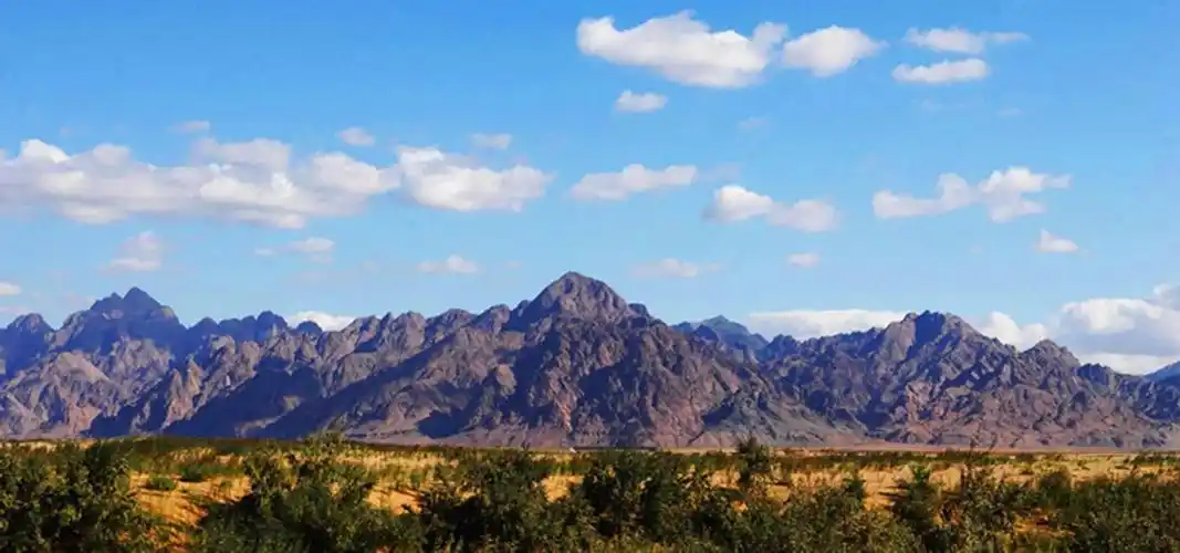 阴山山脉就是这次地质运动中诞生的一头"虎".这个虎就是"拦路虎".
