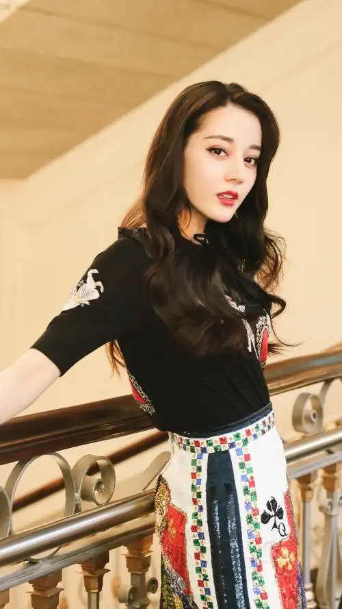 迪丽热巴熊孩子抢镜tt