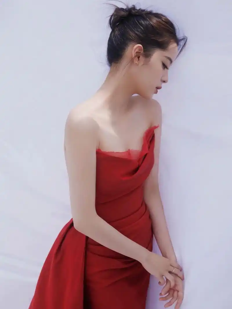欧阳娜娜晒棚拍新造型,穿红色抹胸礼服裙优雅又性感,女人味越来越足.