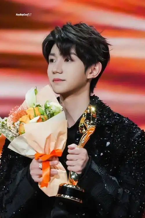 转晴又转阴》 帅气又可爱的小王子 谁看了不想打个招呼@tfboys-王源