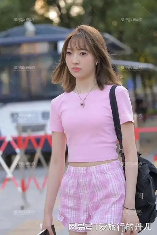 粉色格纹短裤搭配粉色圆领t恤脚踩黑色松糕鞋学院风满满