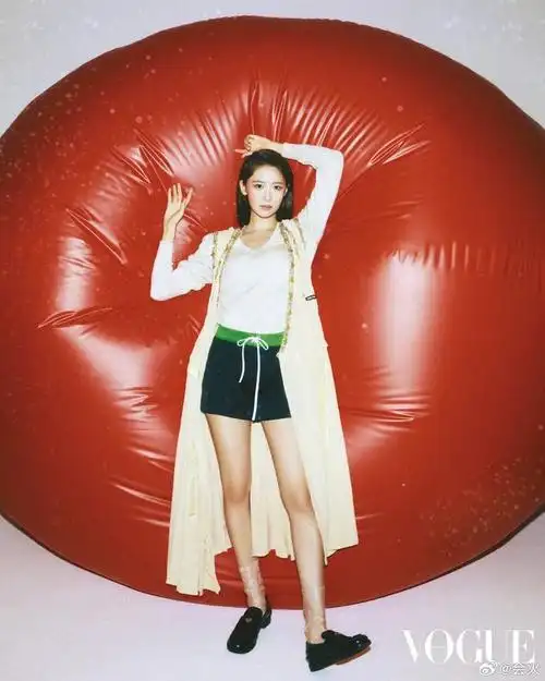 林允儿登封港版vogue二月刊封面及内页大片