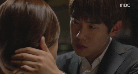 男女闭眼亲吻温暖gif动图_动态图_表情包下载_soogif