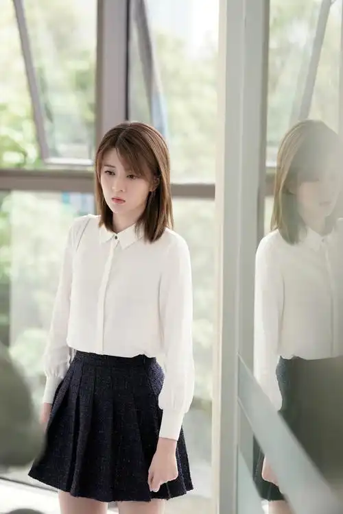 乔欣新剧演绎美丽白领,职场穿搭简洁时尚又高级,很值得借鉴