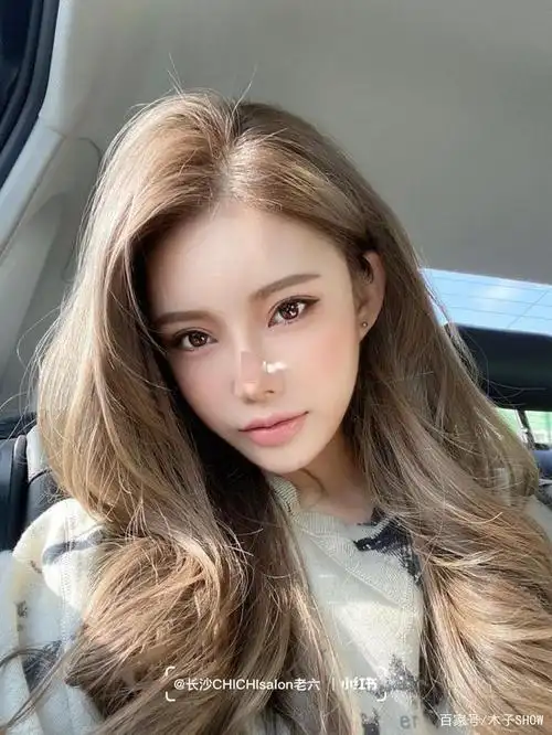 不用漂巨显白2021最流行的奶茶棕发色