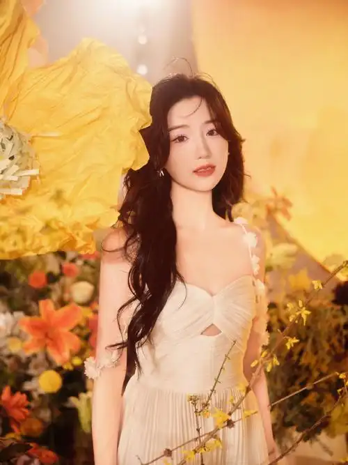 毛晓彤日出花海生日大片