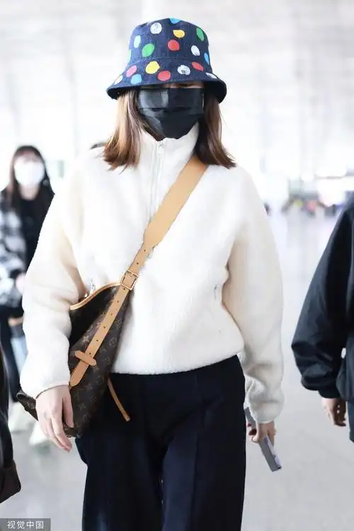 王鸥今日低调现身北京首都机场来看看复工后的鸥姐状态如何