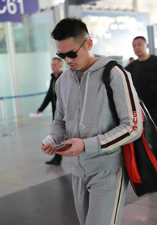 林丹黑超遮面低头疾行 无粉丝接机看路人的表情亮了