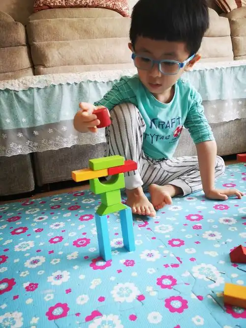 摆积木任务 机器人 锻炼动手能力及丰富想象力!