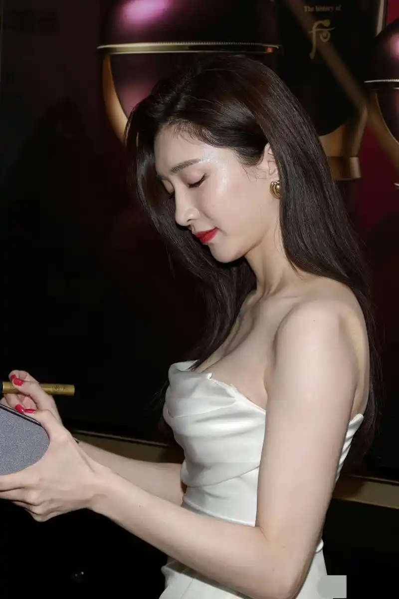 江疏影出席某产品发布会,身穿一袭白色礼服,很美很有女人味.