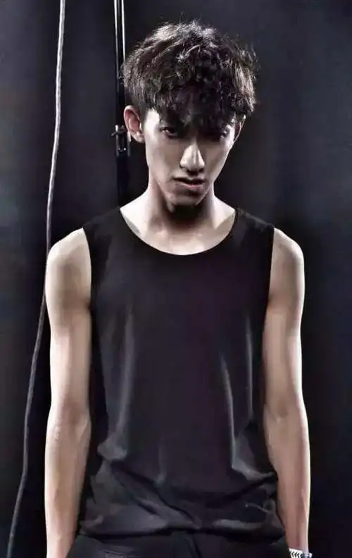 娱乐 正文 姓名:俞彬 生日:1993年11月8日 身高:179cm 体重:63kg 星座