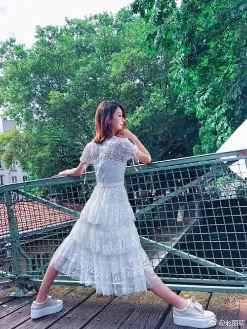 赵丽颖早前晒出劈叉背影照.