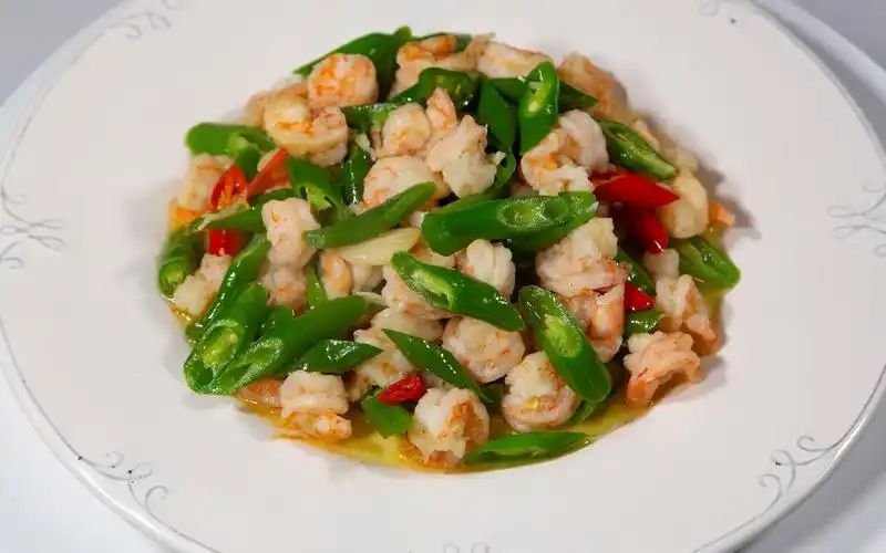 辣椒炒虾仁一道简单的家常菜,是平时餐桌上的常客