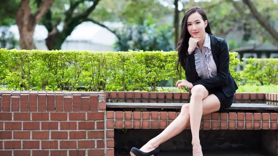 漂亮气质ol美女妍希职业裙性感身材美腿美女桌面壁纸