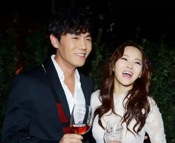 原创伊能静晒与秦昊合照称和老公相处靠撒娇二人差10岁感情仍甜蜜