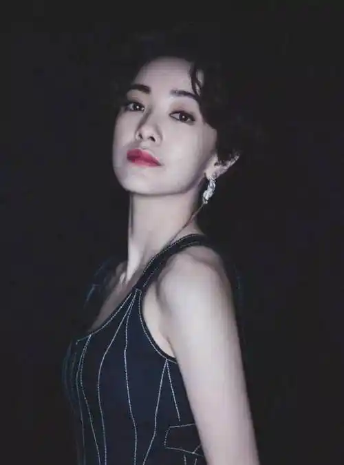 迪丽热巴挑战短发网友有可爱更美