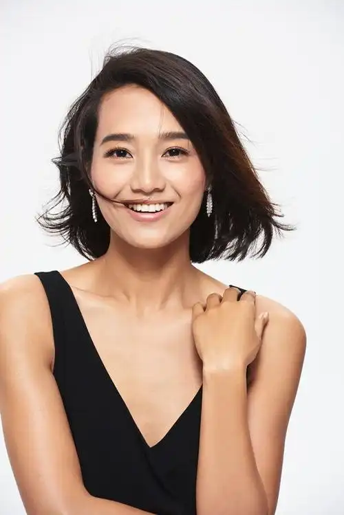 朱丹二胎孕肚高高隆起,头发半遮脸眼神温柔似水,她一直正能量