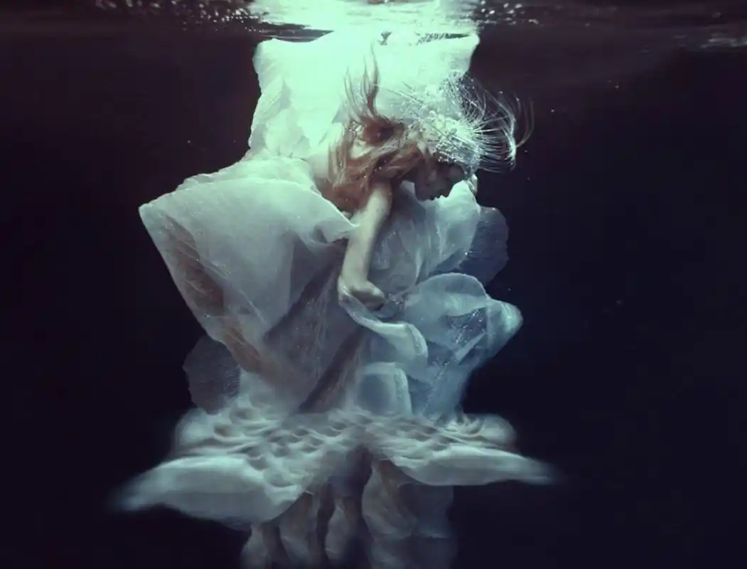 俄罗斯摄影师 ekaterina belinskaya 唯美的水下摄影  #绘画参考