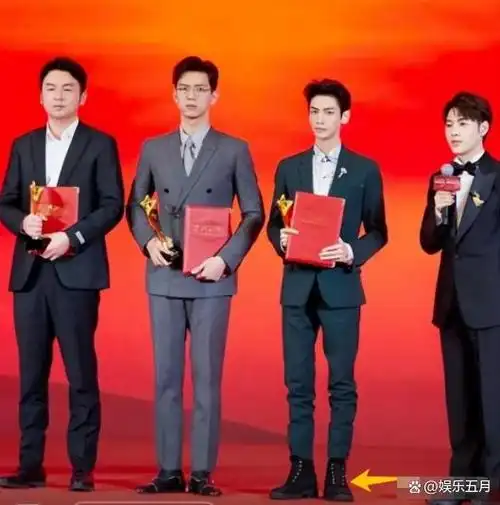 罗云熙官方公布的身高是177cm,这样算来他看起来好像只有170cm,而与陈