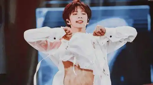 刘耀文与张一山秀腹肌惹争议,导演吴彤被"围攻",操作让人迷惑_节目