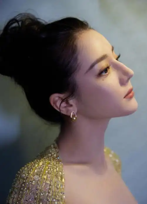 迪丽热巴再晒美照,身材窈窕如美人鱼,脚踩高跟鞋力破怀孕传言|好身材