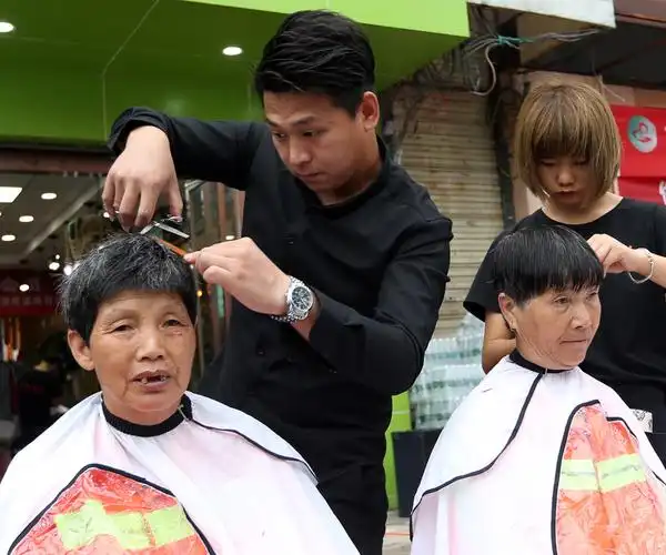 大荔80后"最美理发师"马琳带上他们的团队,坚持5年义务下农村为老人