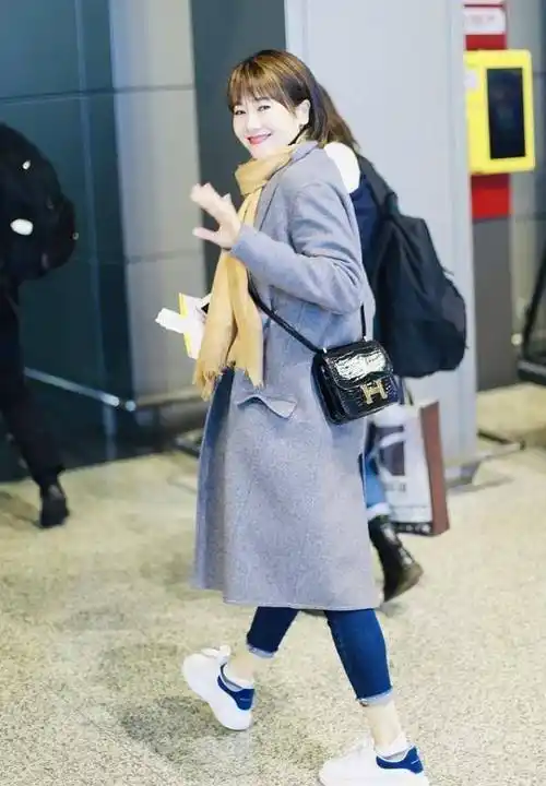 左小青私下的时候还挺文艺的,一身休闲搭配也有少女感,真挺嫩的