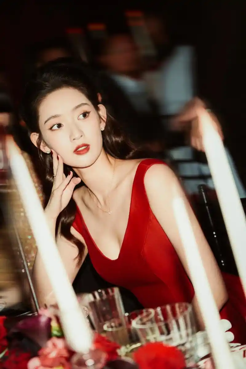 王玉雯深v酒红礼服晚宴图.复古明艳,性感优雅.