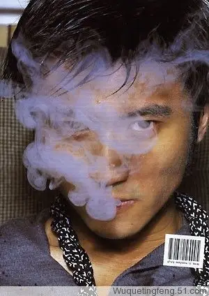 谢霆锋吸烟时候的照片