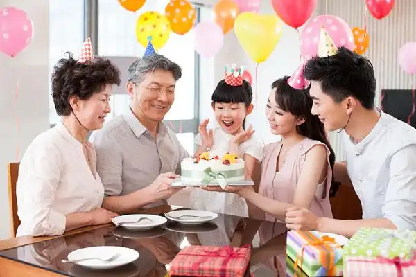 快乐家庭庆祝生日