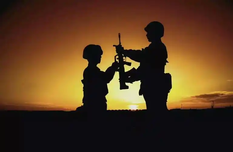 授枪,以军人之名