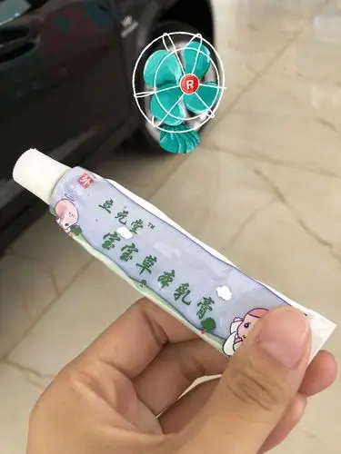 就是这个小乳膏,纯草本植物提取,不含激素,治疗各种皮肤病,我和儿子都